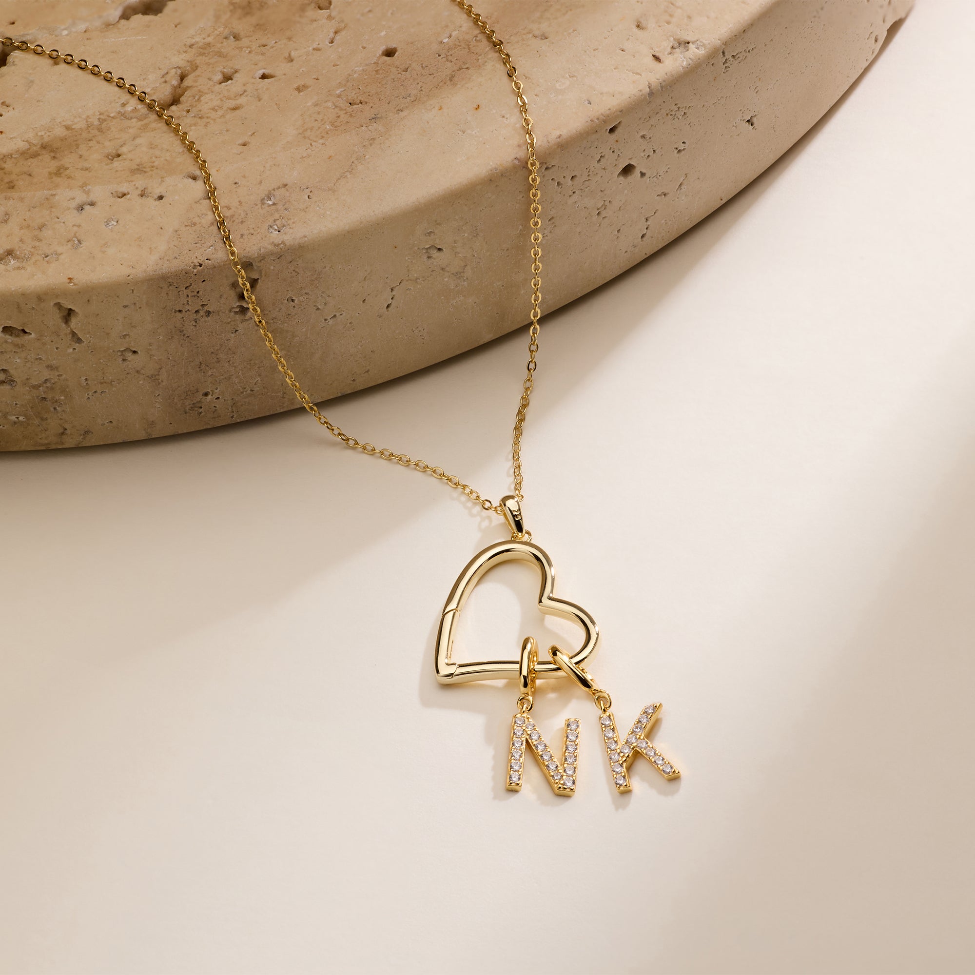 Initial Letter Necklace 18K Gold - Collar con Colgante de Corazón Abierto