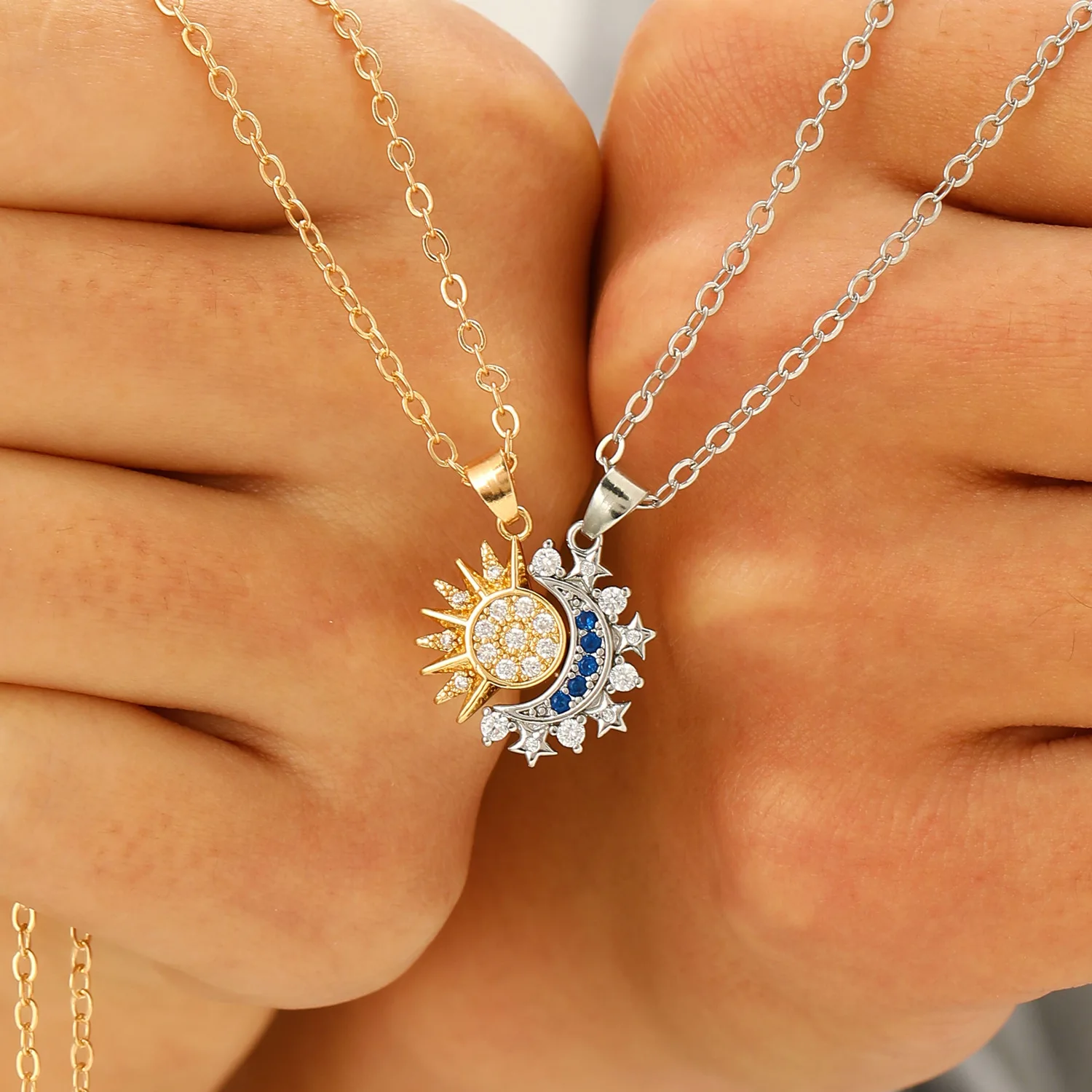 Magnetic Couple Matching Necklaces - Collar con colgante de sol y