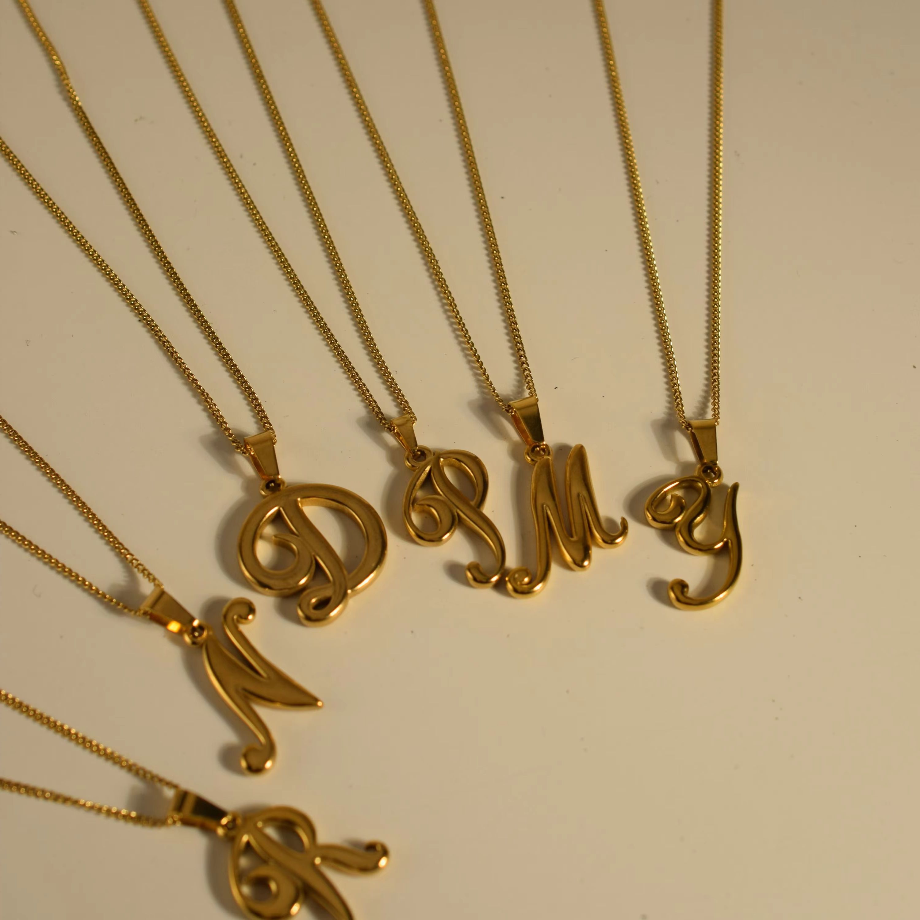 Colgante de alfabeto vintage d - Initial Letter Necklace 18K Gold reseña y precio